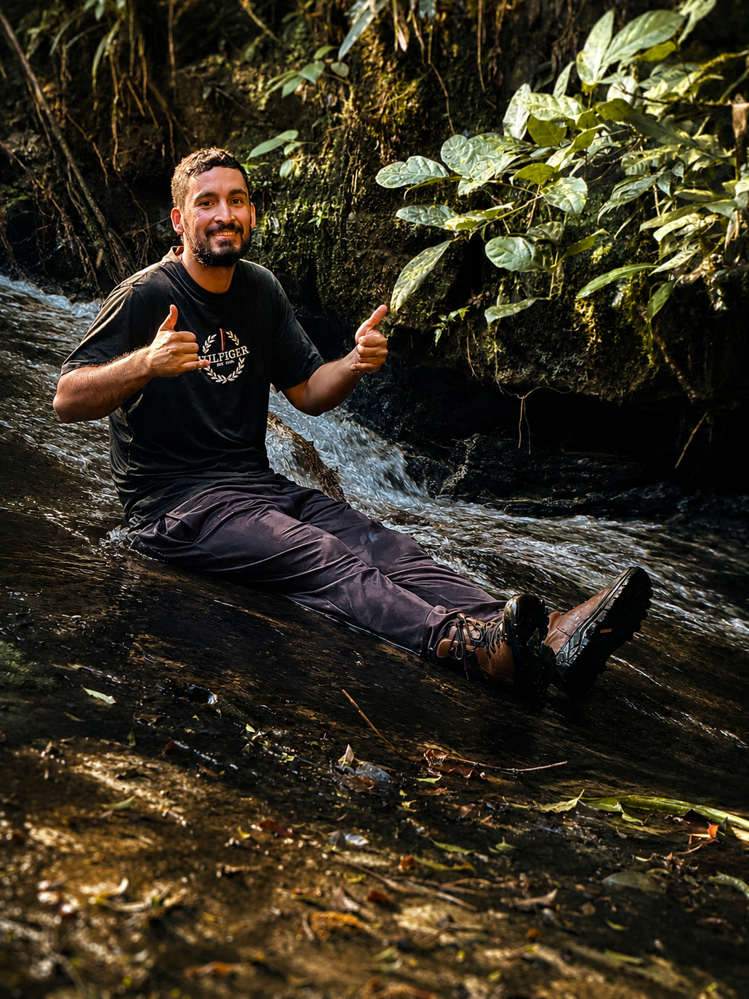Vinicius Lisboa produzindo conteúdo em uma cachoeira no Vale do Ribeira